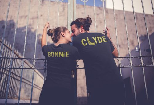 Bonnie és Clyde páros póló - fekete színben arany felirattal