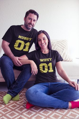 Hubby és Wifey páros póló - fekete színben arany felirattal